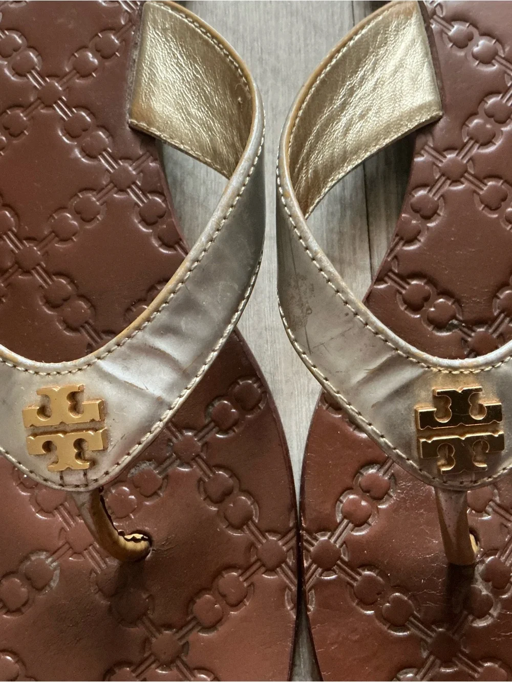 Tory Burch Thora thong sandals metallic leather strap gold logo size 8